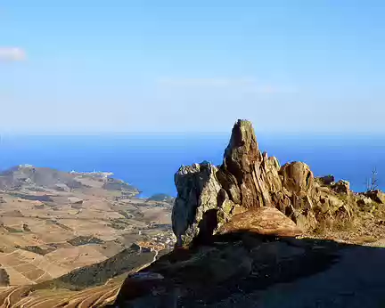 PXL009 Paysage des Canaries, au loin le phare de Béar et son Cap du même nom